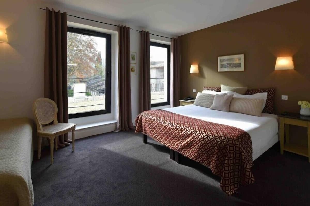 Chambre Double Confort | Literie de qualité supérieure, coffres-forts dans les chambres, bureau