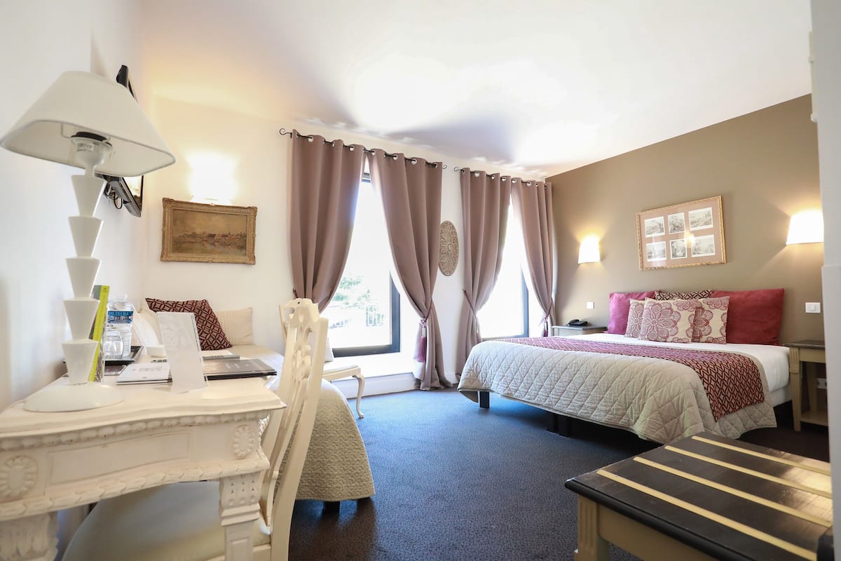 Chambre Triple Confort | Literie de qualité supérieure, coffres-forts dans les chambres, bureau