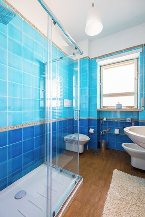 Apartment (3 Bedrooms) | Bathroom | Shower, hair dryer, bidet, towels - Cahouse (Naples)
