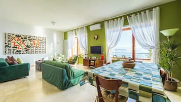 Apartment (3 Bedrooms) | Living area | Smart TV