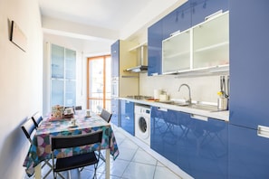 Appartement (3 Bedrooms) | Cuisine privée | Micro-ondes, four, machine à expresso, bouilloire électrique