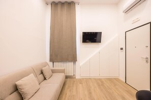 アパートメント (1 Bedroom) | リビング エリア | 32 インチのスマートテレビ (ケーブル放送視聴可)