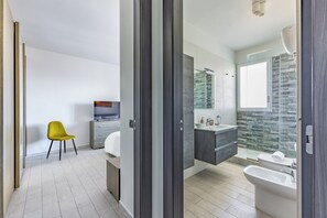 Apartment (2 Bedrooms) | Bathroom | Shower, bidet - Casa Kenzo With Parking by Napoliapartments (Naples)