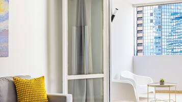 Apartment (2 Bedrooms) | Wohnbereich | Fernseher
