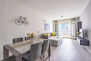 Căn hộ (2 Bedrooms) | Khu phòng khách | TV 