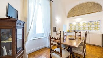 Apartamento (2 Bedrooms) | Área de estar | Smart TV 32 polegadas com canais a cabo