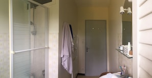 Haartrockner, Handtücher, Seife, Toilettenpapier