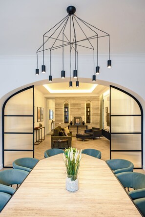 Appartement (3 Bedrooms) | Coin séjour | TV connectée de 32 pouces avec chaînes par câble