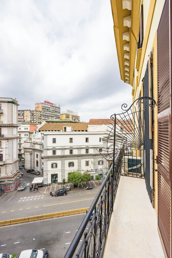 Apartamento (3 Bedrooms) | Balcón