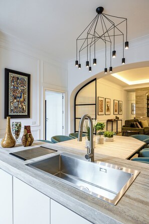 Appartement (3 Bedrooms) | Cuisine privée | Four, machine à expresso, bouilloire électrique