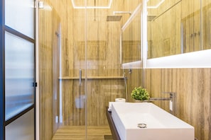 Apartment (3 Bedrooms) | Bathroom | Shower, bidet, towels - Chic Lifestyle Apartment (Naples)