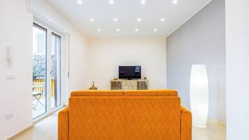 Appartamento (2 Bedrooms) | Area soggiorno | Smart TV 32 pollici con canali via cavo