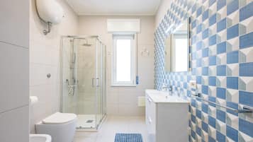 Apartment (2 Bedrooms) | Badezimmer | Dusche, Bidet, Handtücher