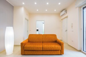 Apartment (2 Bedrooms) | Wohnbereich | 32-Zoll-Smart-TV mit Kabelempfang