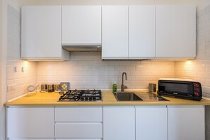 Apartment (2 Bedrooms) | Private kitchen | Oven