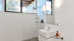 Dusche, Haartrockner, Handtücher