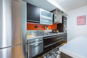 Huoneisto (2 Bedrooms) | Yksityinen keittiö | Mikroaaltouuni, uuni, espressokone, vedenkeitin