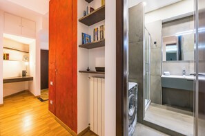 Appartement (2 Bedrooms) | Salle de bain | Douche, bidet