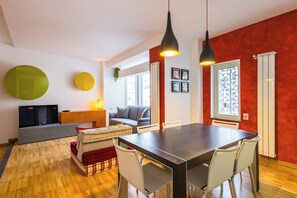Appartement (2 Bedrooms) | Coin séjour | Télévision de 32 pouces avec chaînes par câble