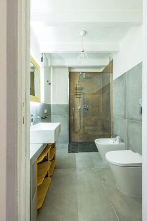 A modern bathroom with a shower, two sinks, and a toilet. - Holme Relais S. Lucia by Napoliapartments (Naples)