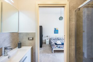 Kahden hengen huone | Kylpyhuone | Suihku, bidee, pyyhkeet