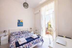 Double Room | Bed sheets - Holme Relais S. Lucia by Napoliapartments (Naples)