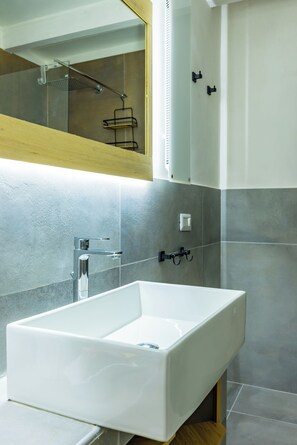 Quadruple Room (0 Bedroom) | Bathroom | Shower, bidet, towels - Holme Relais S. Lucia by Napoliapartments (Naples)