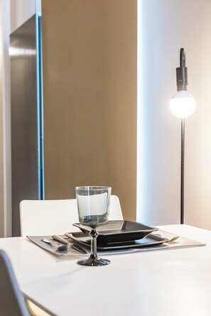 アパートメント (2 Bedrooms) | リビング エリア | 32 インチのスマートテレビ (ケーブル放送視聴可)