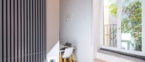 Leilighet (2 Bedrooms) | Oppholdsområde | En 32-tommers smart-TV med kabel-kanaler