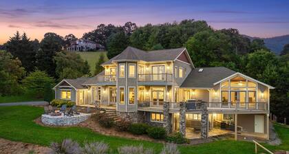 • 12-person spa hot tub, game room & gym 💦🎮 Private mountain-view suites, luxe design 🏔️🛌