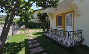 Vista frontal de la propiedad