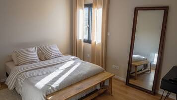 3 slaapkamers, een strijkplank/strijkijzer, internet