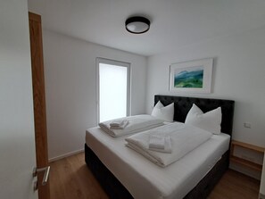 2 bedrooms, travel cot, free WiFi, bed sheets