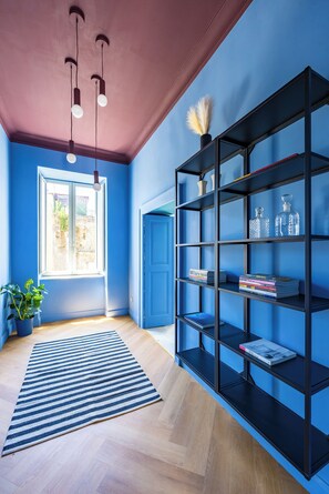 Appartement (2 Bedrooms) | Aire de séjour | Téléviseur connecté de 32 po avec télévision par câble