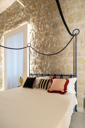 Room (1 Bedroom) | 1 bedroom, bed sheets - Montecalvario 34 by NapoliApartments (Naples)