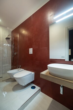 Room (1 Bedroom) | Bathroom | Shower, bidet - Montecalvario 34 by NapoliApartments (Naples)