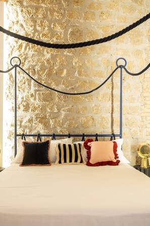 Room (1 Bedroom) | 1 bedroom, bed sheets - Montecalvario 34 by NapoliApartments (Naples)