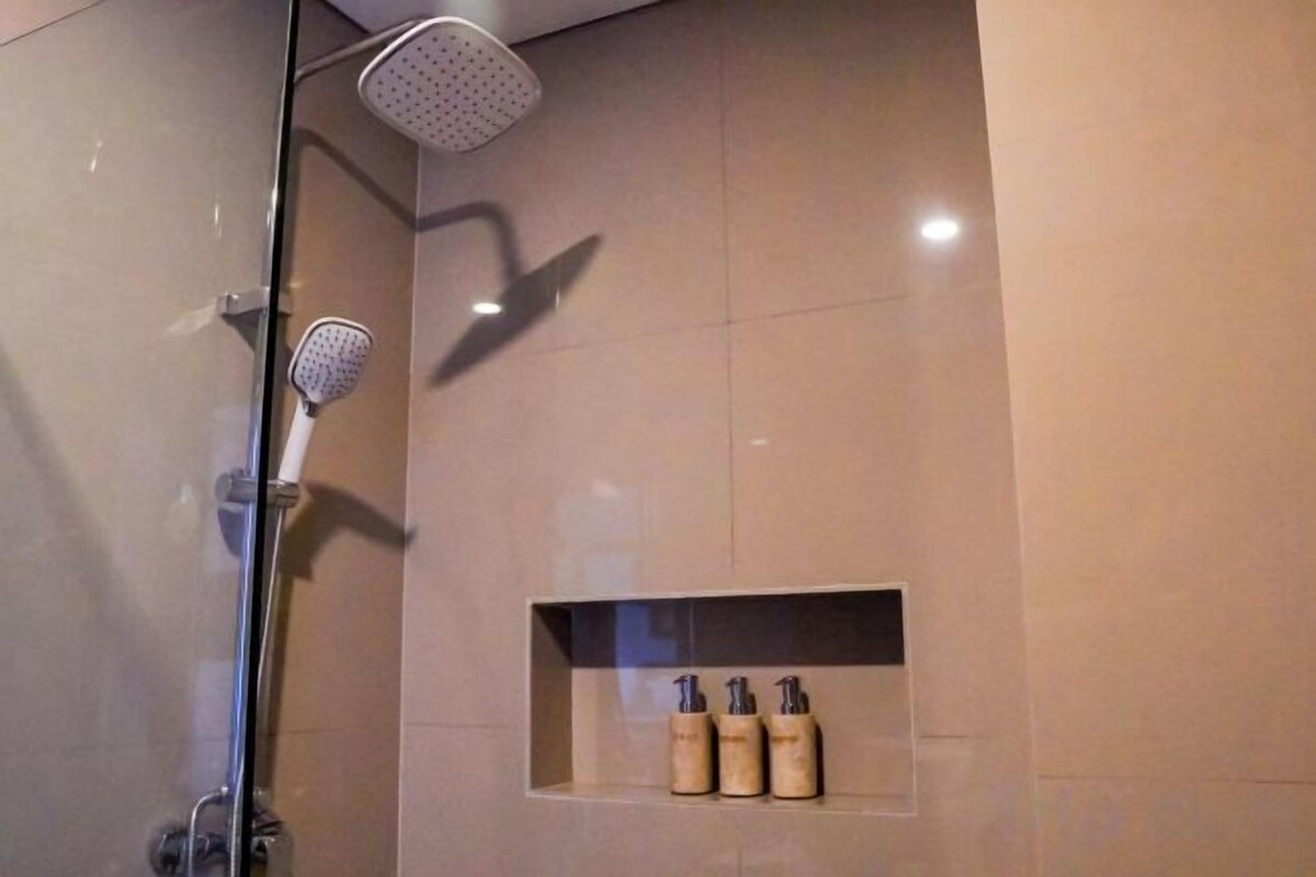 Douche, bidet, serviettes fournies, papier toilette
