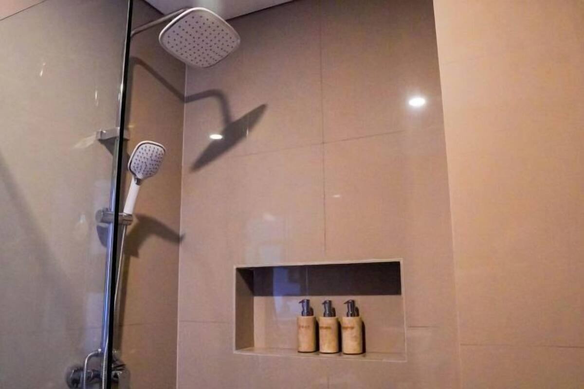 Douche, bidet, serviettes fournies, papier toilette