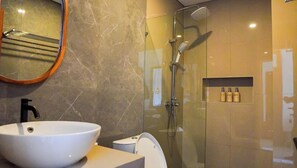Double Room, Patio, Garden View | Bilik Mandi | Pancuran mandi, bidet, tuala disediakan, tisu tandas 