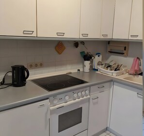 Kühlschrank, Mikrowelle, Wasserkocher mit Kaffee-/Teezubehör