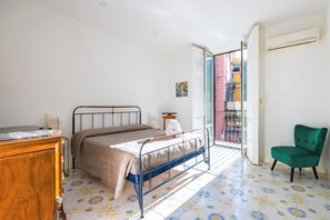 2 habitaciones, espacio para trabajar con laptop y ropa de cama 
