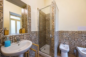 Departamento (2 Bedrooms) | Baño | Regadera, bidet, toallas