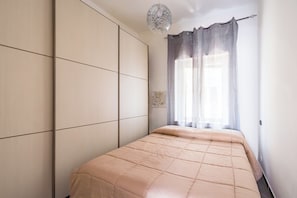 Apartment (1 Bedroom) | 1 bedroom, laptop workspace, bed sheets