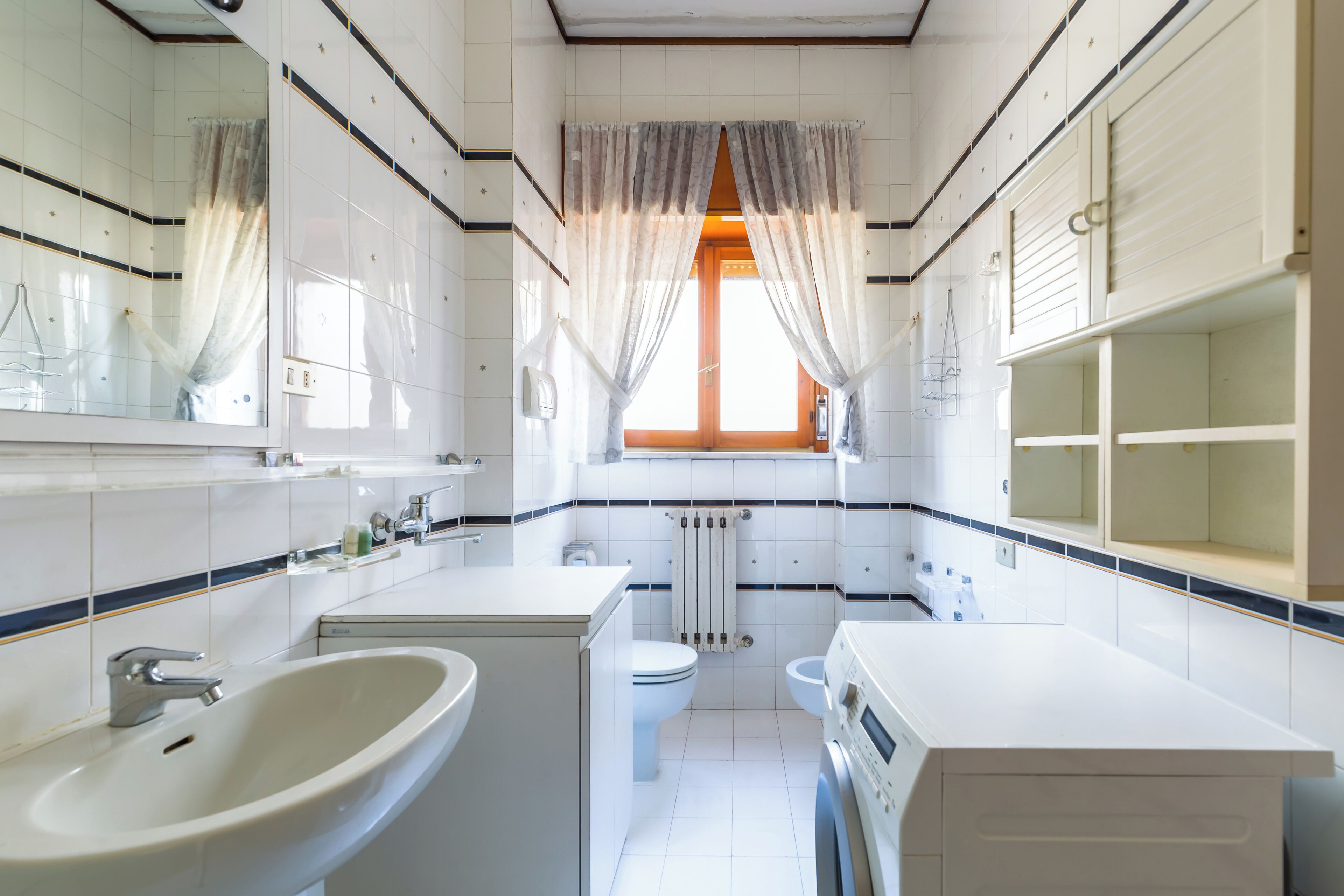 Ein modernes Badezimmer mit Waschbecken, Toilette und Duschbereich.