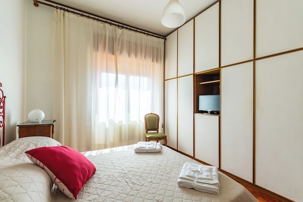 Apartment (2 Bedrooms) | 2 bedrooms, laptop workspace, iron/ironing board, bed sheets