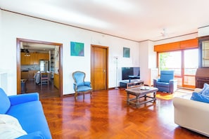 Apartemen (2 Bedrooms) | Area keluarga | TV dan pemutar DVD