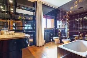 Apartment (2 Bedrooms) | Bathroom | Shower, bidet, towels, toilet paper