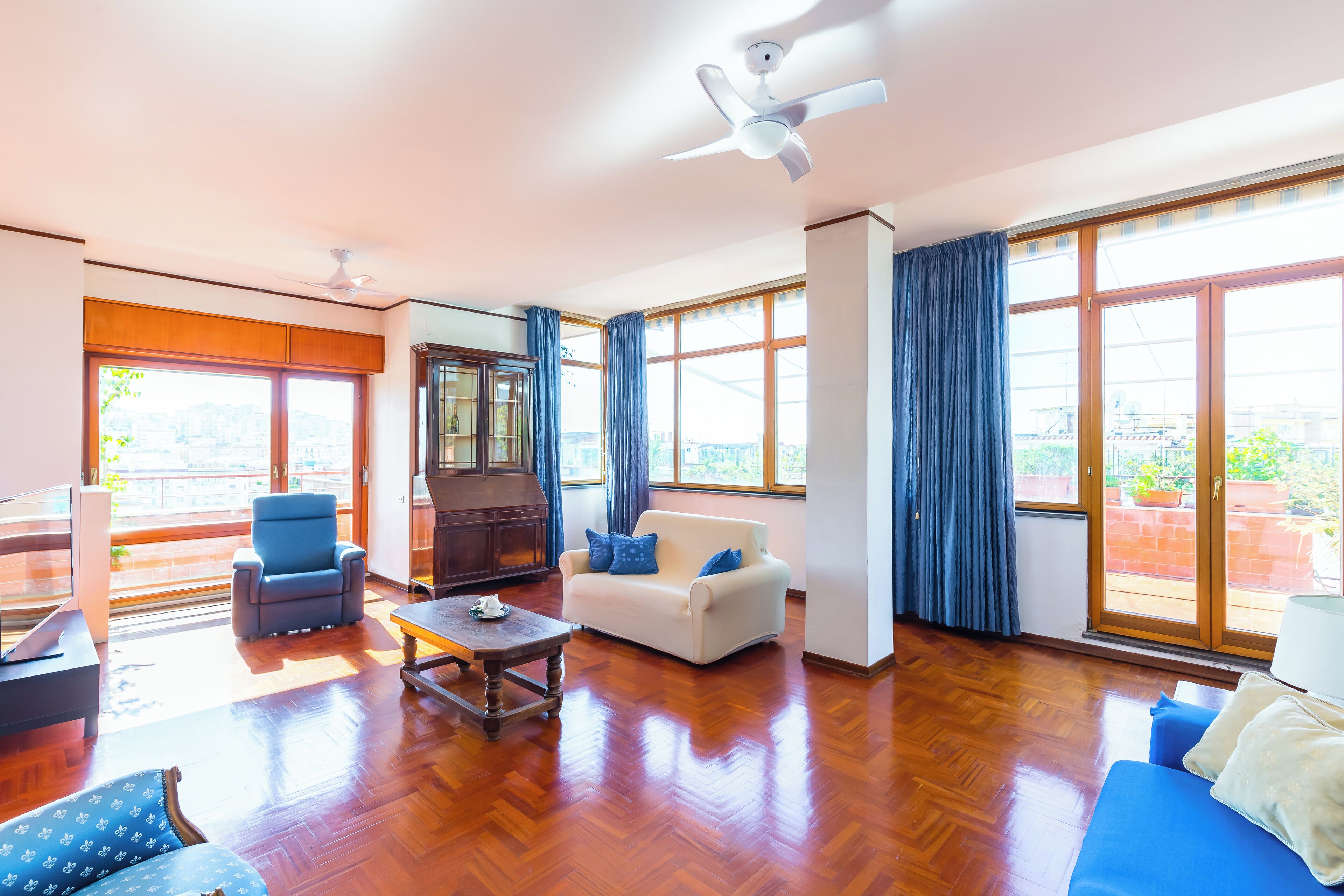 Apartamento (2 Bedrooms) | Zona de estar | Una televisión, un reproductor de DVD
