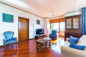 Appartement (2 Bedrooms) | Aire de séjour | Téléviseur